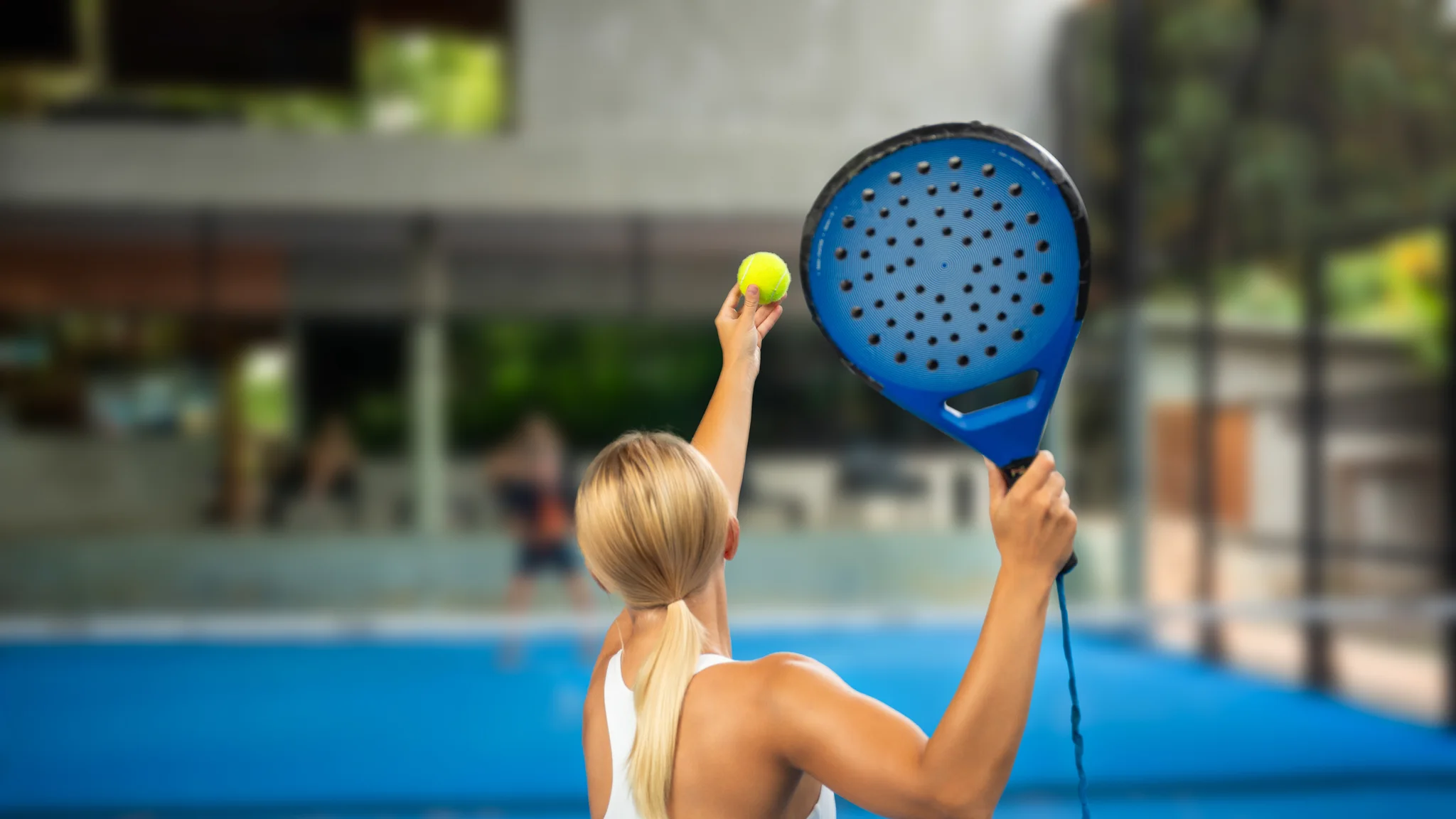 Jugadora de pádel con pala y pelota